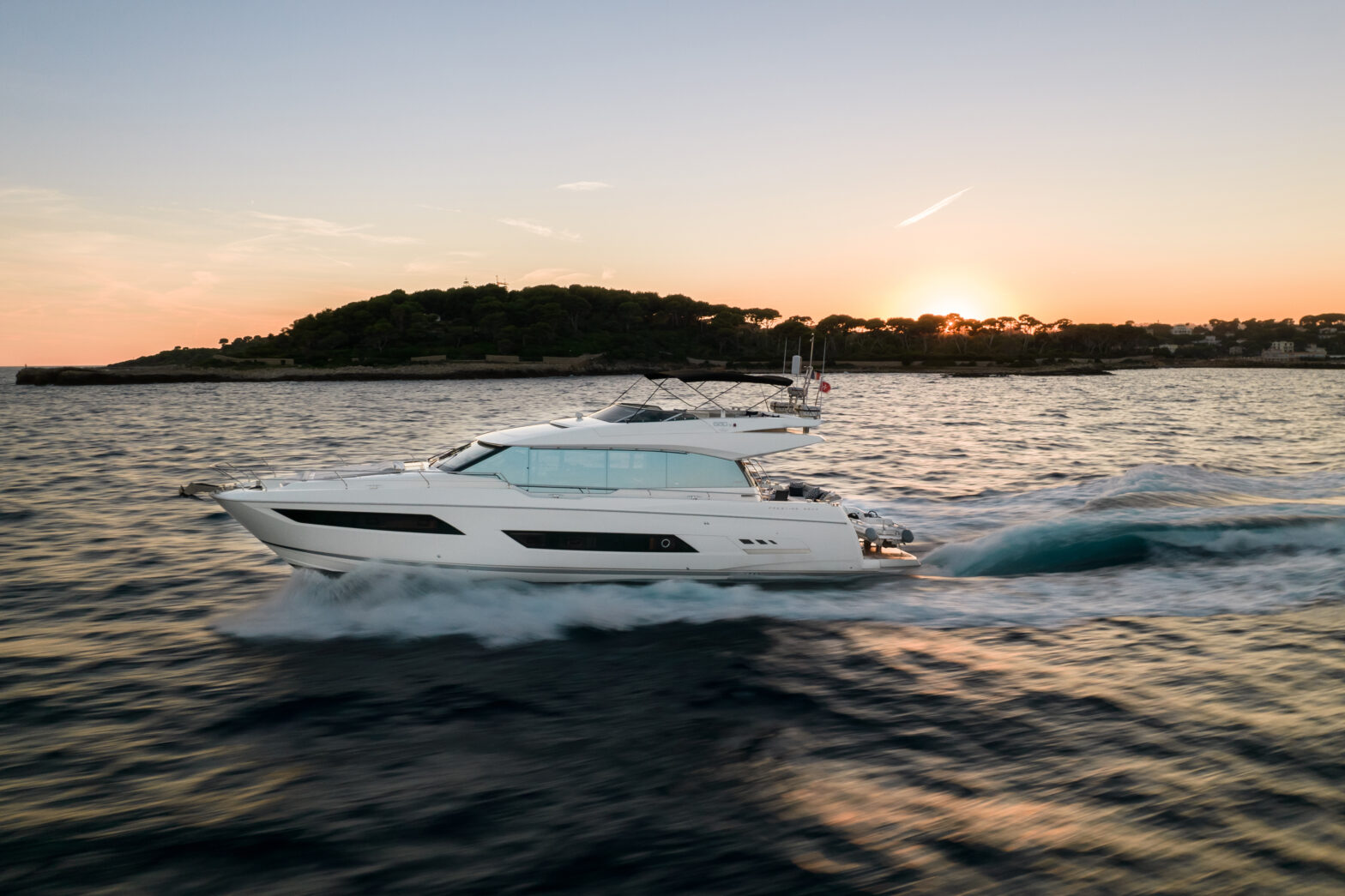 Prestige 680s – luxury yacht for charter in Saint-Tropez