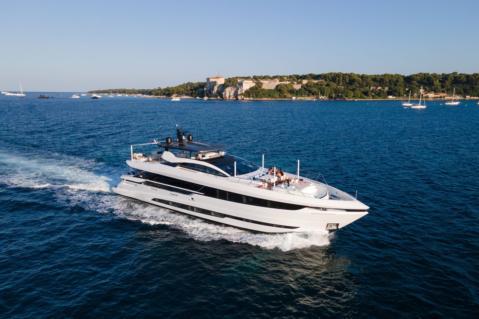 Mangusta 33 – luxury yacht for charter in Saint-Tropez