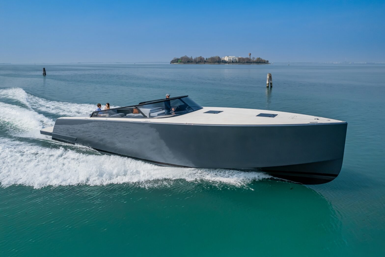 Vandutch 55 – luxury yacht for charter in Saint-Tropez