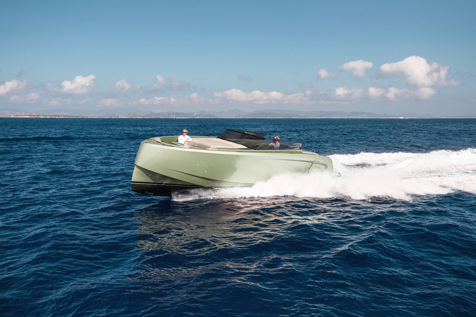 Vanquish 45 R – luxury yacht for charter in Saint-Tropez